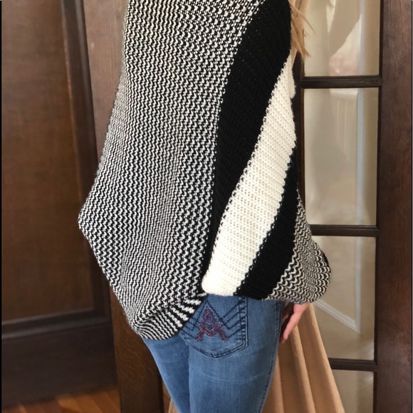 ⚫️⚪️ Black and White Oversized Sweater ⚪️⚫️ - Picture 2 of 3